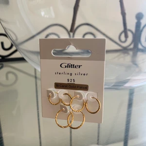 Örhängen  - Jättefina äkta guld örongången från Glitter. Aldrig använda eller provade! Enkla & stilrena passar till det mesta!🥰❣️🤩🙌🏽😘💕🌟 Frakten kostar 11kr
