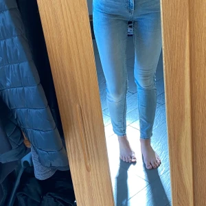 H&M jeans strl 34 - Säljer ett par gamla H&M jeans i strl 34, personligen har jag jeans i strl 34/36. De sitter super bra i midjan (hög midjan) och har använtom Max 10 gånger