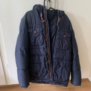 Boomerang vinterjacka - Snygg skön samt bekväm vinterjacka i märket boomerang i marinblå.