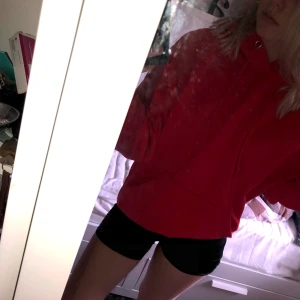 Röd hoodie - Röd hoodie från Bikbok❤️ (det är min spegel som är smutsig!!) storlek XS men sitter oversized❤️ köpt på plick men inte kommit till användning tyvärr🥺 säljer även en likadan hoodie i rosa💖 frakt tillkommer