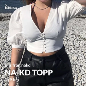Korsett topp - Nakd vit blus men fint retro vibe, helt ny, endast använd på bilden, tror tillomed att lapparna sitter kvar, storlek 40 så passar S-M ( lite liten i storleken ), jag på bilden är 38 typ 💕