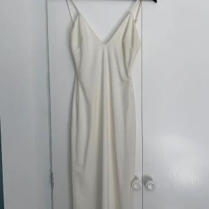 Klassisk vit klänning  - Dubbelfodrad, inte genomskinlig 