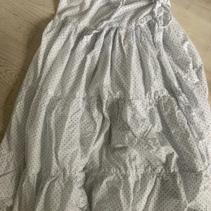 Super gullig prickig omlott kjol!  - Omlott kjol! 