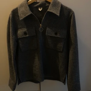 Overshirt från Arket! - En mörkgrå overshirt från arket i ullblanding. Perfekt nu till höst/vinter! Frakt tillkommer;))