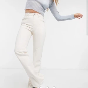 Pull and bear jeans! - Säljer ett par helt slutsålda Jeans med slits från pull and bear! De är nästan helt oaänvända! Tyvärr lite för små på mig därför säljer jag dom! De är storlek 36 i dom och kan skicka fler bilder om det önskas❤️ köpta för 420kr från ASOS