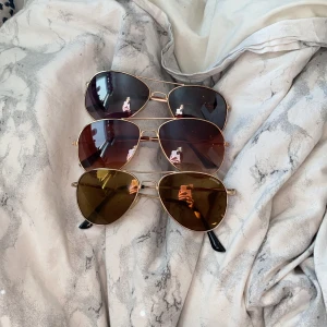 Pilotsolglasögon - Kan vara något sneda men ingenting man inte kan fixa. 10 kronor styck eller alla 3 för 25