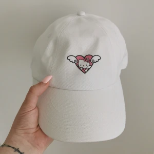 Hello kitty keps  - Helt ny oanvänd keps från min egna shop med mina egen designade tryck (denna säljs ej längre så detta är enda chansen att ha kunna köpa denna keps! Fins endast 2!!! St kvar)! Frakt tillkommer på 44kr 