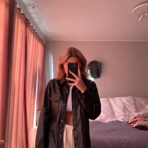 Skinnskjorta från Zara  - Så snygg både till fest och vardags!! endast använd 2 gånger! 🖤 Mjukt material på insidan! Strl S men passar en xs-m beroende hur man vill att den ska sitta! 