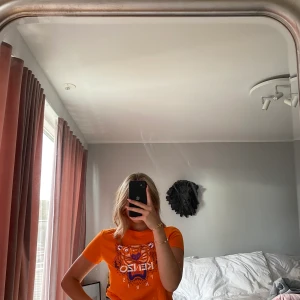 Kenzo T-shirt - Säljer nu min fina Kenzo tröja då det inte är min stil längre:( Köpt på NK i stockholm och GIVETVIS äkta! Sparsamt använd 🧡💚🧡