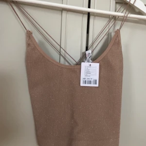 Glittertopp - En glittertopp med tunna band från Urban Outfiters. Har tyvärr aldrig kommit till användning! 