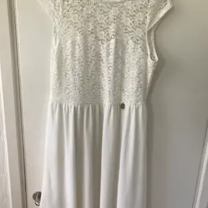 Jättevacker vit klänning med spets✨ Från Chiara Forthi Endast testad✨ Strl XL, väldigt stretchig Dyr i inköp✨