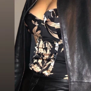 topp  - Korsett från intimissimi som jag använt som topp. 70B-C i kupan. 