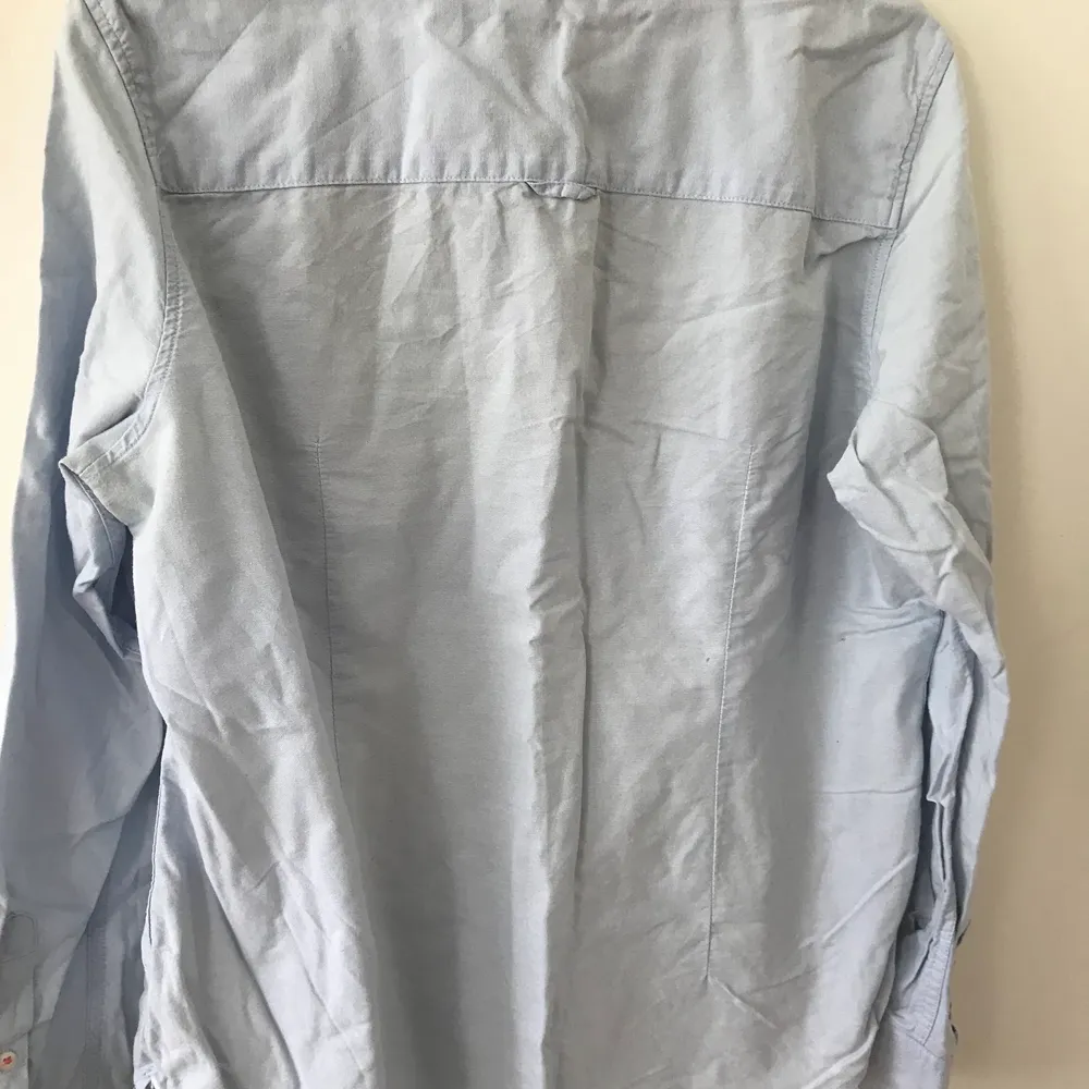Blå skjorta från Gina Tricot✨ Strl 44 Använd men i bra skick✨ Skjortan har legat vikt i en garderob länge, därför är den lite skrynklig✨. Skjortor.