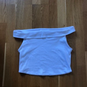 Off-shouldertröja  - En vit off-shouldertröja från Zara. Aldrig använd! Storlek M 💓 