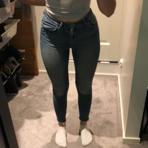 Jeans  - Skitsnygga o bekväma jeans från BikBok. Stretchiga o i storlek S. Är själv 162 o såhär sitter de på mig. Köpa för ca 299kr, fint skick kommer dessvärre inte till användning hos mig. Byxorna är även lite fransiga längst ner som en snygg detalj. Säljer för 150kr