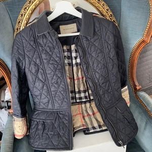 Burberry jacka  - Oanvänd burberry jacka, säljs för kommer inte till användning längre nypris-7200kr mitt pris 1999kr