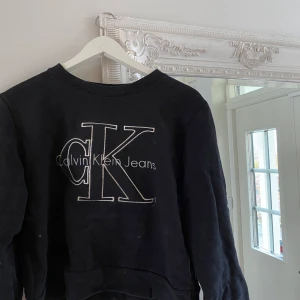 Superskön tröja från Calvin Klein - Mysig tröja från CK med snygg passform. Något croppad men inte alls mycket. Köpt för ca 800 säljer för 230kr inklusive frakt⚡️ strl Small