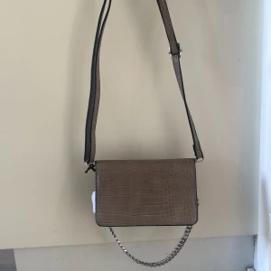 Väska dondonna - Trendig väska från dondonna, skinnimitation, helt oanvänd (prislapp kvar), riktigt fin men har bara inte kommit till användning tyvärr. Öppen för prisförslag