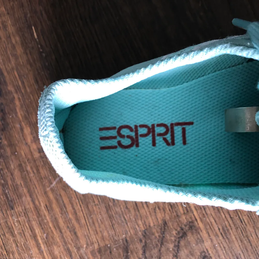 Turkosa sneakers från Esprit strl 39. Liten fläck på vänster snöre men går att tvätta bort. . Skor.