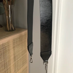 Väskband svart - Oanvänt svart väskband Storlek: 6x100 cm 