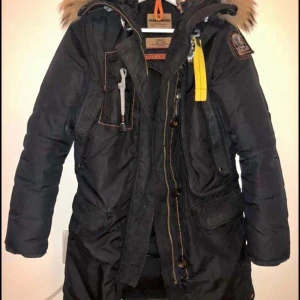 Parajumer kodiak - Säljer min parajumer pga litte för stor och inte min stil längre, den är i bra skick har bara litte slitningar vid henderna, har kvar kvittot på jackan🥰                      ordinarie pris 10 000kr säljer för halva priset. Priset kan diskuteras👍🏽