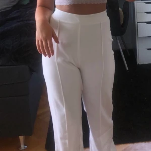 Vita vida byxor - Jättefina vida byxor. Aldrig använda då dem är lite stora och långa för mig, 160 cm. Storlek S men passar även M. 