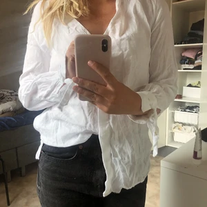 Vit skjorta från Massimo dutti - Vit skjorta aldrig använd för det är inte min stil💔 exklusive frakt ! Köpt för 400, frakt på 30 kr tillkommer