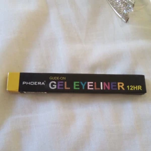 Phoera eyeliner guld - Guldig gel eyeliner från Phoera. Håller i 12 timmar. Oöppnad.