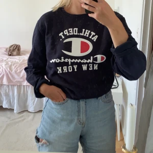 Champion sweater  - Mörkblå sweater från Champion! :) frakt tillkommer på 59 kronor. Buda i kommentarsfältet. Från första budet, 24 h framåt. 