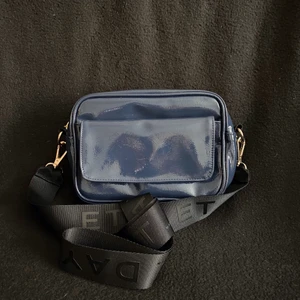 Day Et handväska - Helt ny väska från märket Day Et. Köpt på Åhléns för några veckor sen men aldrig använt. Jättefin mörkblå färg med tre fack. Kan självklart skicka mer bilder vid förfrågan. Kan både frakta och mötas upp😊