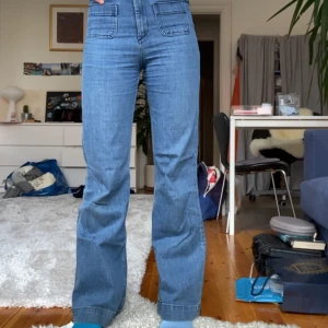&otherstories jeans  - Sjukt snygga jeans från &other stories som tyvärr blivit något kort för mig. Modellen är rak som är lite utsvängda. Sjukt snygga detaljer på fram- och baksidan. Storlek 26 (typ 36) och passar dig som är runt 170. Jättefin blå färg💞 köparen står för frakten! 