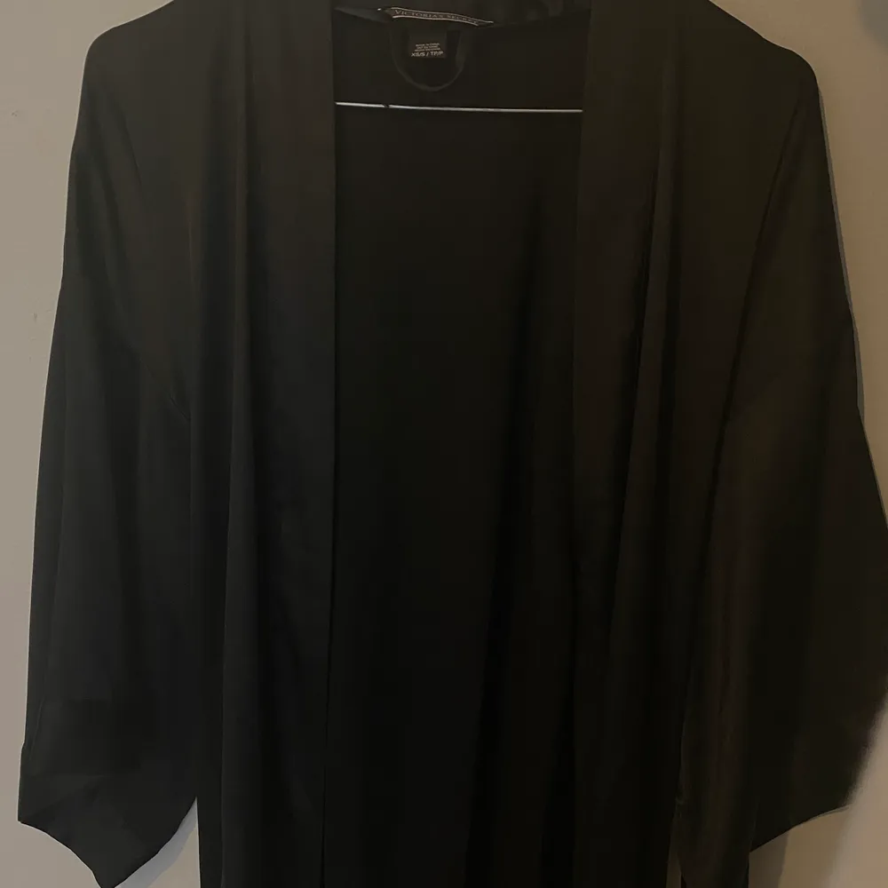 Jätte fin satin kimono morgonrock från victoria’s secret. Använd Max 1 gång så jätte fint skick. Köpt för ca 700-800kr . Övrigt.