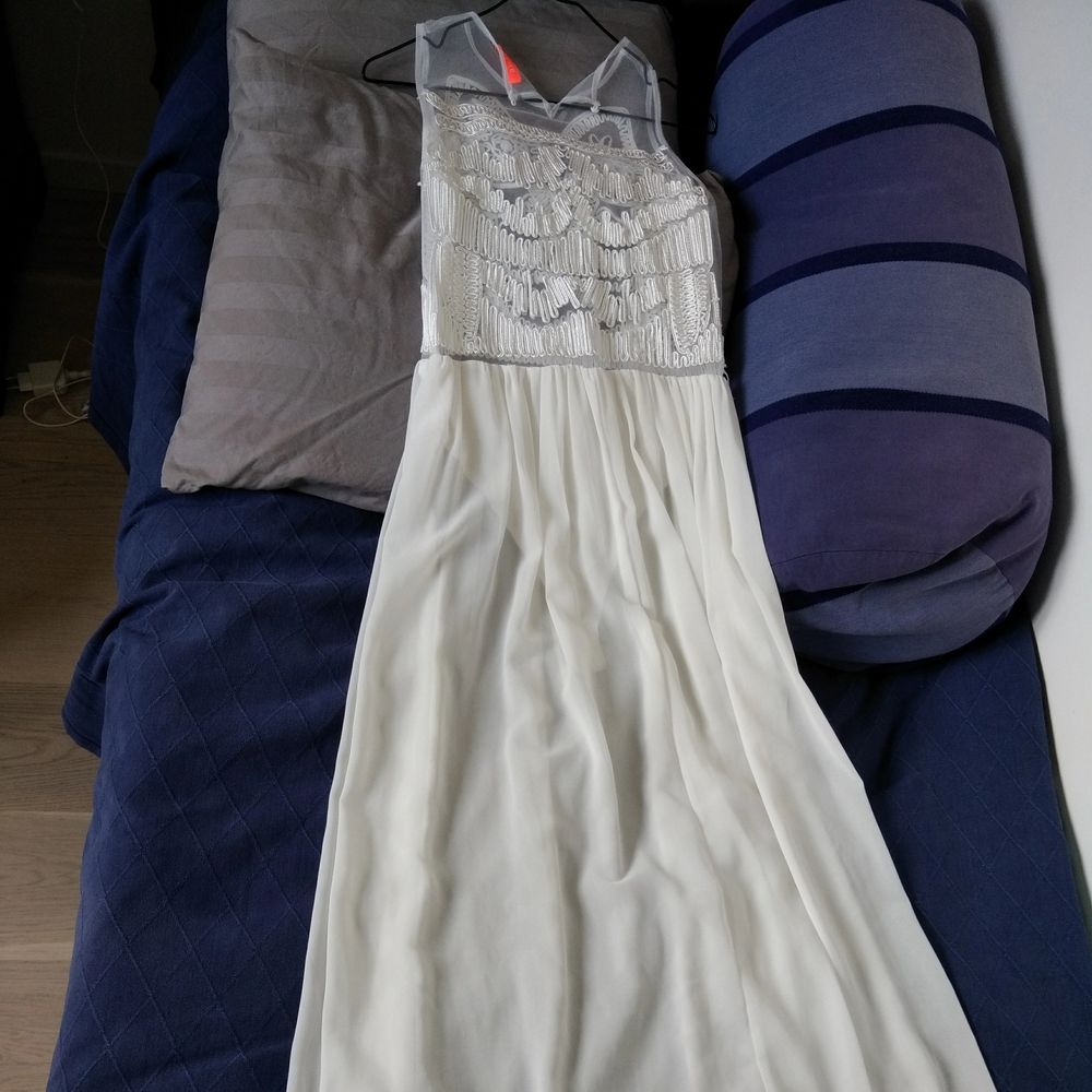 -Size M -height 165 -brand : Banjul -clean and in good condition - elegant white with detailed which stitches -suitable for beach or swimming pool pick up or by post. Buyer will pay the cost of post. Pick up is free pick up place ( Stockholm) : universitad station / techniska hogskolan station / Danderyd Sjukhus station / Vaxholm centrum / any stop of bus 670 please feel free to message me for details Cecilia . Klänningar.