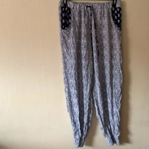 Mjukisbyxor - Snygga enkla mjuk byxor med resor i midjan samt vid fotleden