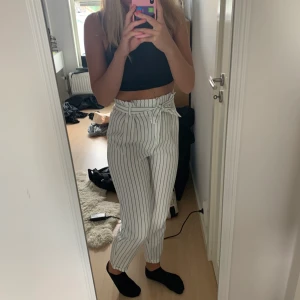 Snygga och tunna kostymbyxor  - Snygga randiga kostymbyxor i bra skick, pris kan diskuteras. Säljer pga har blivit för små. Köparen står för frakten. Kan möta upp i Lund.