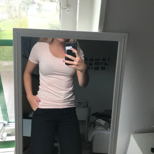 T-shirt från hm - Vanlig T-shirt från hm. Knappt använd. Priset kan diskuteras. Köparen står för frakten. Kan mötas upp i Lund.