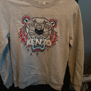 Tröja  - En grå kenzo tröja men blå, svart och rosa detaljer. Använd ca 3 gånger 