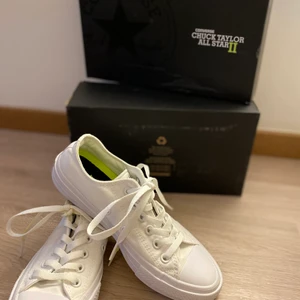 Converse, Chuck Taylor All Star II - Helt nya vita converse, aldrig använda, säljer pga för liten storlek. Skriv gärna om du har fler frågor :)