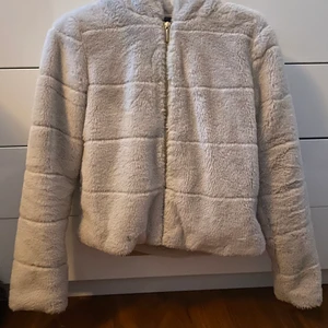 Jacka  - En beige jacka från Only köpt på Salt i Stockholm. Jackan har fickor och är använd med har inga fläckar eller hål. Den är i storlek XS men passar även S. Frakt tillkommer 63kr. 