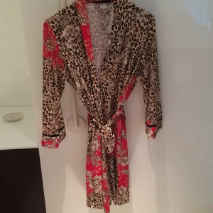  - En jätteskön Asien inspirerad kimono!
Jättebra skick!

Frakt tillkommer eller hämtas i Vasastan.
