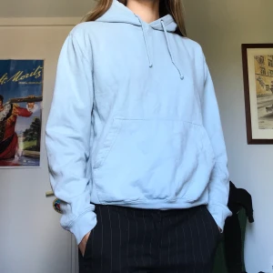 Ljusblå hoodie - Ganska vanlig hoodie, bra passform