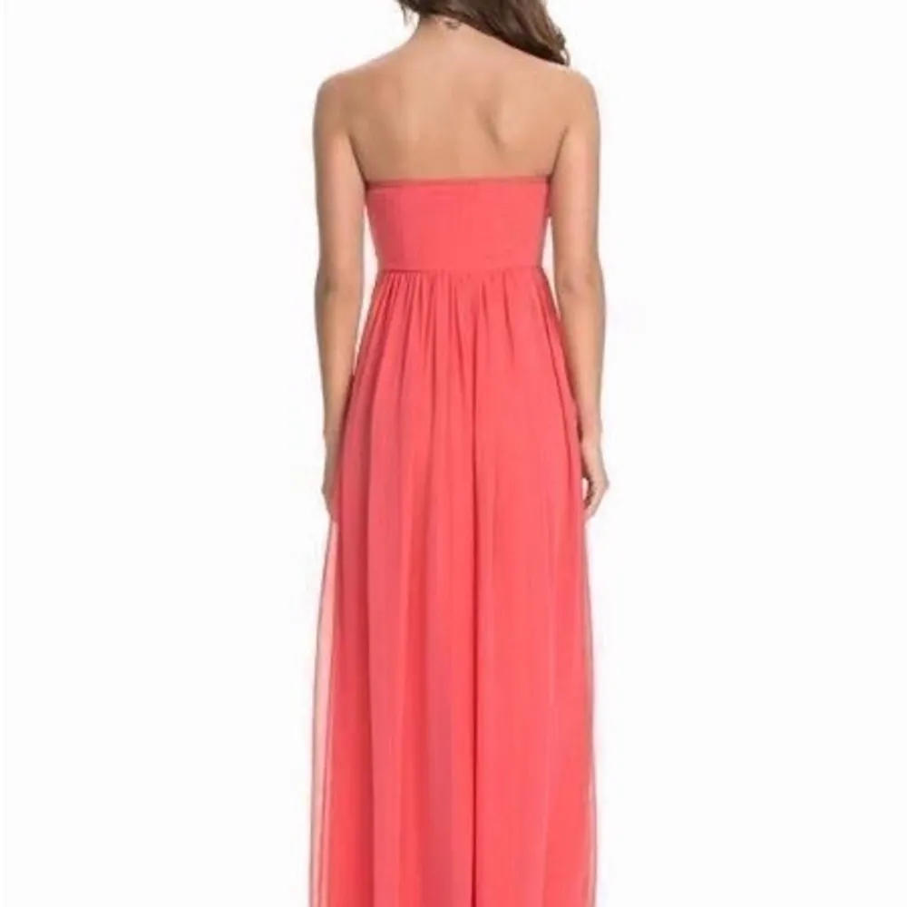 Säljer helt ny klänning från Nelly i storlek 34, Coralrosa ny pris ca 700kr.  Frakt 66kr. Klänningar.