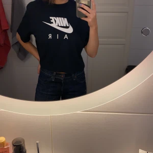 Nike t-shirt - Svart ”croppad” nike t-shirt som används fåtalgånger