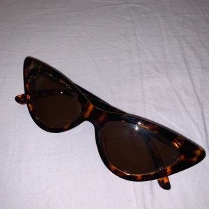 Pointy Cat Eye Sunglasses från NA-KD - Snygga solglasögon. Knappt använda så i bra skick. 70 kr inkluderad frakt.