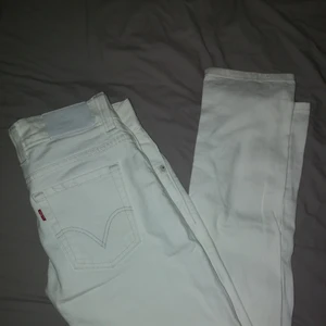 Vita levis jeans - Fina LW levis jeans som tyvärr var lite för långa för mig som är ca 1,70. Frakt står köparen för 