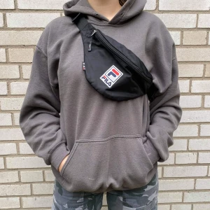 Fila midjeväska - Midjeväska från fila. Rymmer ganska mycket saker. Pris kan diskuteras. 