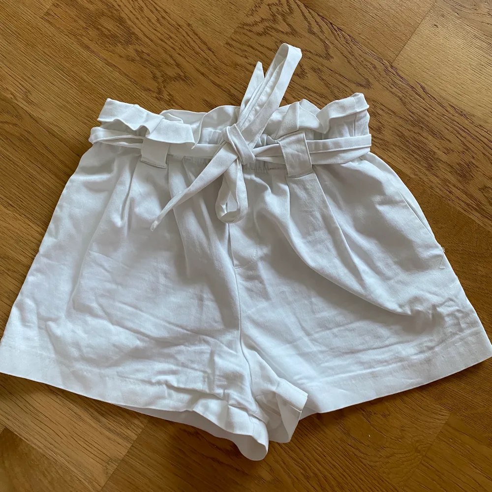 Säljer dessa shorts från Zara då de är för små för mig. Använda under en sommar (förra året) och säljs inte längre, köpta för 400kr. Super snygga och sitter lösare än vanliga jeans shorts vilket är skönt🥰. Shorts.