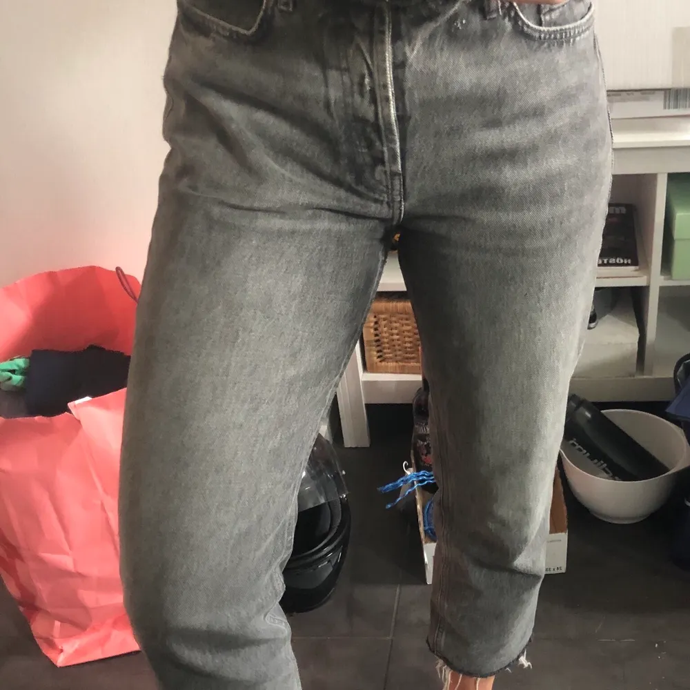 Grå jeans från Zara i storlek 38! Säljer pga lite stora på mig . Jeans & Byxor.