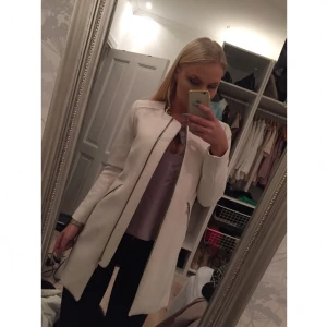  - Kappa från Zara kostade 1200kr ny. Använd Max 5 gånger därför i väldigt gott skick! 
Pris kan diskuteras men du står för frakten! 