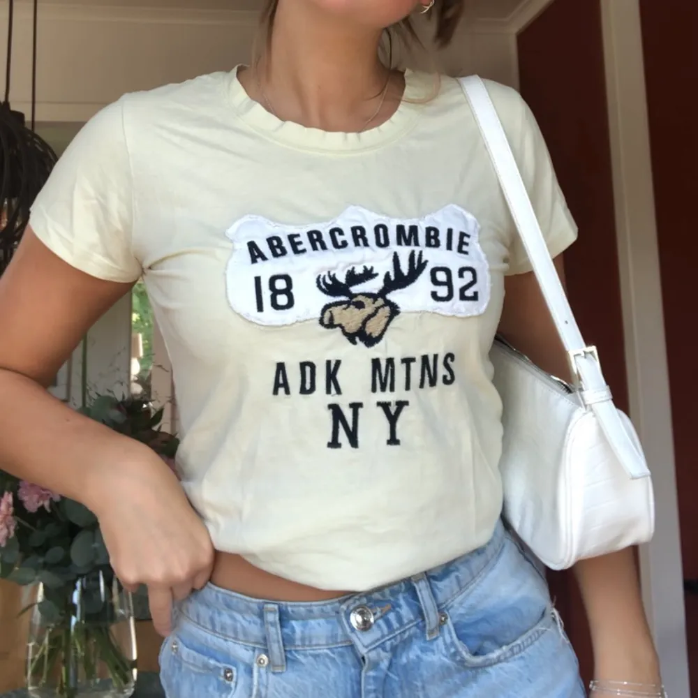 Säljer min fina t-shirt från Abercrombie & Fitch! Står inte vilken storlek det är men skulle säga att det är strl S💗. T-shirts.